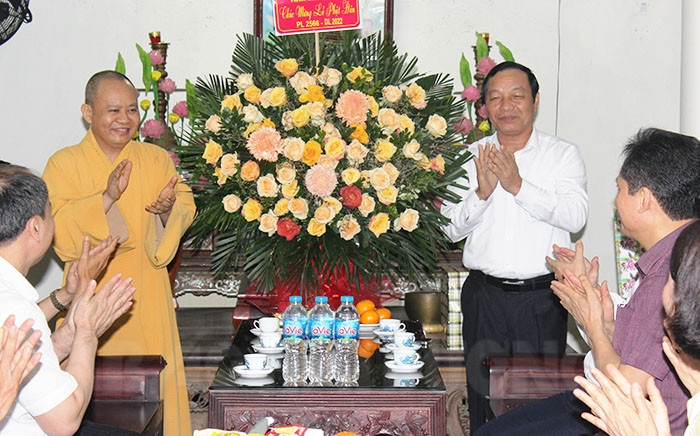 Các đồng chí lãnh đạo tỉnh thăm hỏi, chúc mừng các chức sắc, tín đồ nhân Lễ Phật đản
